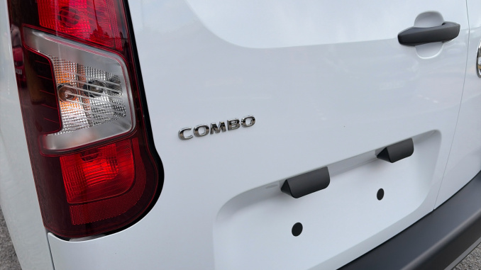 Vauxhall Combo Cargo Combo Diesel 1.5 Turbo D 100ps Prime Plus H1 Van - Image 25